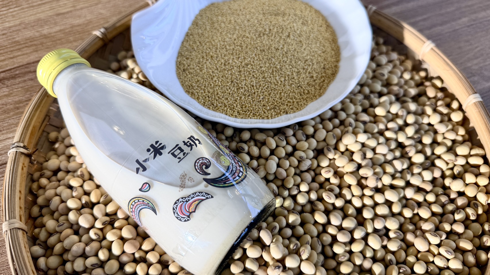 圖11. 將復耕大豆結合光復在地小米，研發「小米豆奶」，讓災後復耕農產品從田間走向市場，開創農產品加值與產業復振的新契機。
